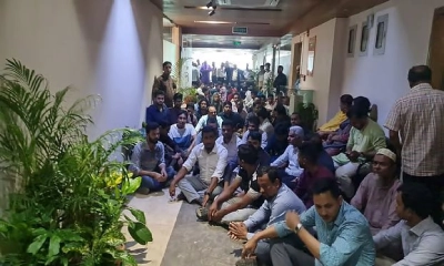অবরুদ্ধ বিএসইসির কর্মকর্তারা, লাঠিচার্জে আহত অন্তত ১০