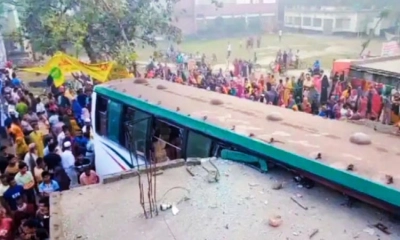 নিয়ন্ত্রণ হারিয়ে যাত্রীবাহী বাস মার্কেটে