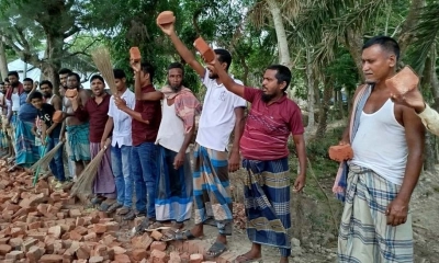 বরগুনায় নিম্নমানের সামগ্রী দিয়ে সড়ক নির্মাণ, ঝাড়ু মিছিল