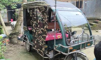 চালকের ইজিবাইকটি। ছবি- রূপালী বালাদেশ