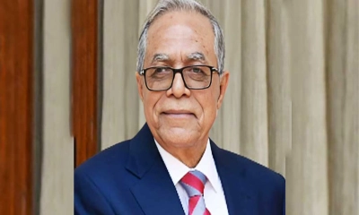 আবদুল হামিদের সঙ্গে দেশ ছাড়লেন যারা