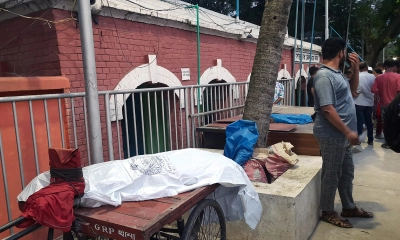 বগুড়ায় রাস্তা পার হওয়ার সময় আন্তঃনগর ট্রেনে কাটা পড়ে অজ্ঞাতনামা এক যুবক। ছবি- রূপালী বাংলাদেশ