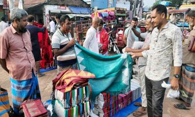 আদমদীঘির শাঁওইলে জমজমাট চাদর-কম্বলের হাট