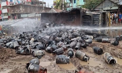 সিলিন্ডারবোঝাই ট্রাক উল্টে একের পর এক বিস্ফোরণ