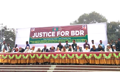 ৬ দাবিতে শহীদ মিনারে চাকরিচ্যুত বিডিআর সদস্যরা