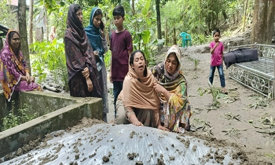 নিরাপত্তাহীনতায় পরিবার বাড়িতে শোকের মাতম