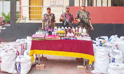 বেনাপোলে ৩২ লাখ টাকার চোরাই পণ্য জব্দ