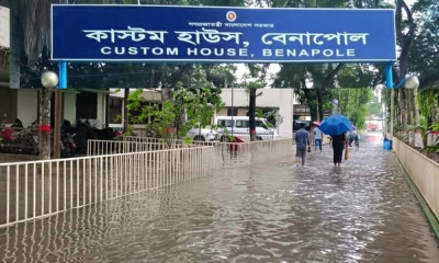 জলাবদ্ধতায় বন্দরে পণ্য  লোড-আনলোড ব্যাহত