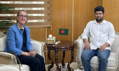তথ্য উপদেষ্টার সঙ্গে ব্রিটিশ হাইকমিশনারের সাক্ষাৎ
