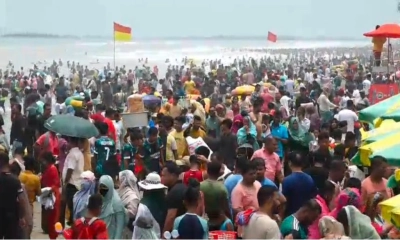 তিল ধারণের ঠাঁই নেই কক্সবাজার সমুদ্র সৈকতে