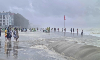 গভীর নিম্নচাপের প্রভাবে কক্সবাজারে বৈরী পরিবেশ। নিষেধাজ্ঞা শর্তেও উত্তাল সমুদ্র দেখতে সৈকতে পর্যটকরা।         ছবি- সংগৃহীত