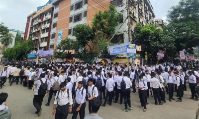 অধ্যক্ষ (ভারপ্রাপ্ত) কাজী নিয়ামুল হকের পদত্যাগের দাবিতে উত্তাল ঢাকা সিটি কলেজ। ছবি- সংগৃহীত