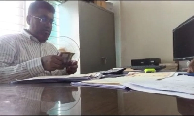 ধামরাইয়ে সাব-রেজিস্ট্রার অফিসে প্রকাশ্যে টাকা লেনদেন