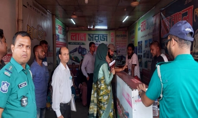 চট্টগ্রামে অতিরিক্ত বাসভাড়া রোধে মোবাইল কোর্ট অভিযান