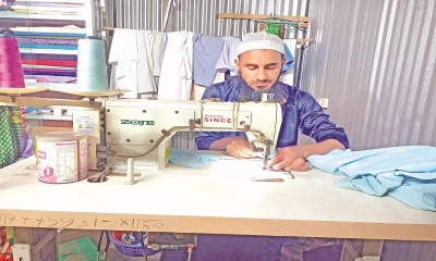 দর্জির কাজ করে সংসার চালান ইউপি সদস্য 