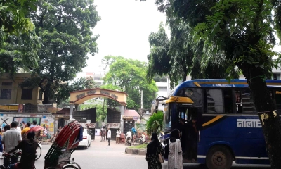 গায়ে হাত দেওয়ার চেষ্টা হেলপারের, ৯ বাস আটকালেন ইডেন শিক্ষার্থীরা