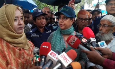 র রাজারহাটে তিস্তার বাম তীর পরিদর্শনে গিয়ে সাংবাদিকদের সঙ্গে আলাপ করেন উপদেষ্টা সৈয়দা রিজওয়ানা হাসান। ছবি- রূপালী বাংলাদেশ