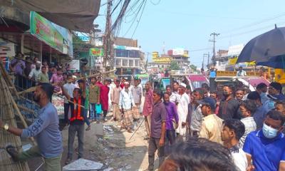 চকরিয়ায় ভাসমান দোকানে প্রশাসনের উচ্ছেদ অভিযান