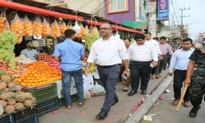 কক্সবাজার শহরে বাজার মনিটরিংয়ে জেলা প্রশাসক