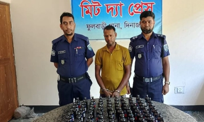 ফুলবাড়ীতে ফেন্সিডিলসহ মাদক কারবারি আটক