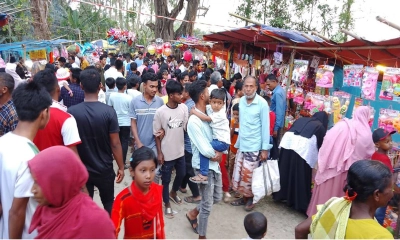 দুইশ বছরের পুরোনো ফুলবাড়ীর মণ্ডপ মেলায় নারী-পুরুষের ঢল