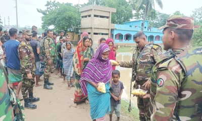 হবিগঞ্জে বন্যাদুর্গদের মাঝে সেনাবাহিনীর খাদ্য বিতরণ