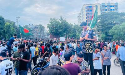 মানিকগঞ্জে হাসিনার পদত্যাগে জনতার আনন্দ মিছিল