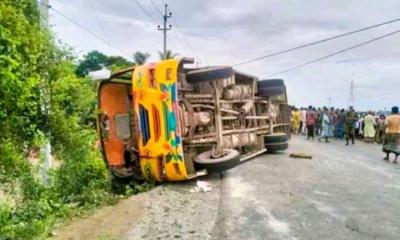 ব্রাহ্মণবাড়িয়ায় বাস উল্টে নারী নিহত