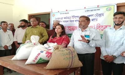 শরীয়তপুরে জেলেদের মাঝে চাল বিতরণ