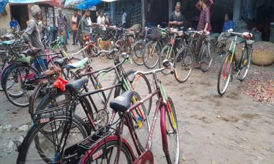 পাঁচবিবিতে জমজমাট পুরাতন বাইসাইকেলের হাট