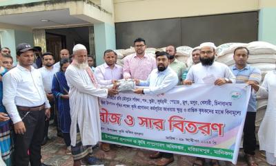 হরিরামপুরে কৃষকদের মাঝে বিনামূল্যে বীজ ও সার বিতরণ