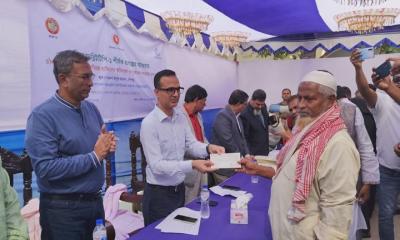 চাঁদপুরে নৌবন্দর নির্মাণে ক্ষতিগ্রস্ত ১২৭ জনকে চেক হস্তান্তর