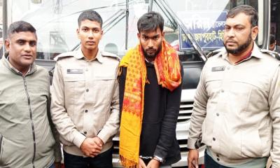 পাঁচবিবিতে স্বর্ণের বারসহ আটক ১