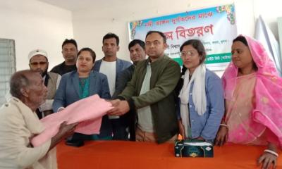 কয়রায় শীতার্ত মানুষের মাঝে কম্বল বিতরণ