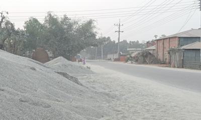 মহাসড়ক দখল করে বালুর স্তুপ, ঘটছে প্রাণহানি
