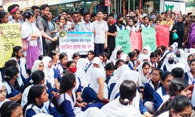 নেত্রকোনায় প্রধান শিক্ষকের অপসারণের দাবিতে শিক্ষার্থীদের বিক্ষোভ