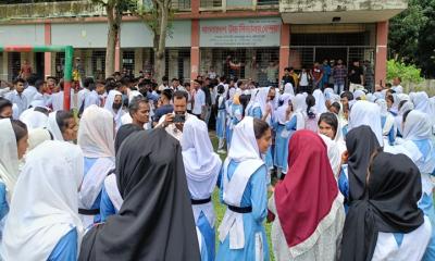 জামালপুরে প্রধান শিক্ষকের অপসারণের দাবিতে শিক্ষার্থীদের বিক্ষোভ