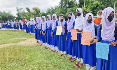জয়পুরহাটে বিদ্যালয়ের সভাপতি ও প্রধান শিক্ষকের পদত্যাগের দাবিতে বিক্ষোভ