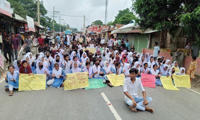 জামালপুরে প্রধান শিক্ষকের অপসারণের দাবিতে সড়ক অবরোধ
