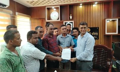 জাতীয়করণের সুবিধা বঞ্চিত হওয়ায় শিক্ষকদের মানববন্ধন ও স্মারকলিপি প্রদান