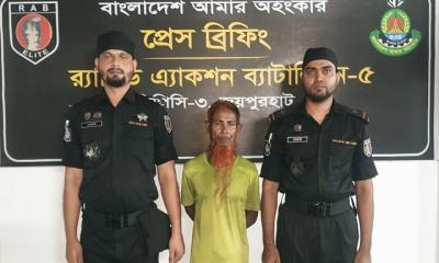 বাড়িতে গাঁজার চাষ, গাছসহ মাদক কারবারি আলিম গ্রেপ্তার