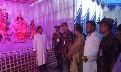 সনাতন ধর্মাবলম্বীদের সঙ্গে শুভেচ্ছা বিনিময় করেন কর্নেল তৌহিদুর রহমান