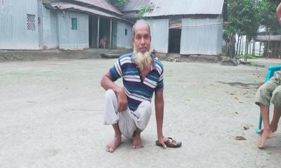৩৬ বছর ধরে এক হাতে ভর করে চলেন প্রতিবন্ধী বাচ্চু মিয়া