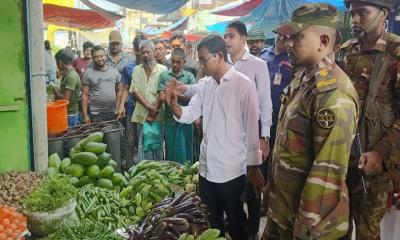 হোসেনপুরে দ্রব্যমূল্যের উর্ধ্বগতি রোধে বাজার মনিটরিং
