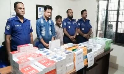 শোরুম থেকে চুরি হওয়া ১৯৫ মোবাইল ফোন ও টাকা উদ্ধার,  আটক ২