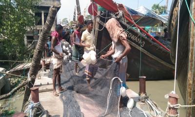 গভীর রাতেই সাগর যাত্রা উপকূলের জেলেদের