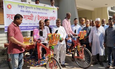 রাণীশংকৈলে ৭ ভিক্ষুককে পুনর্বাসনে অনুদান