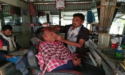 নিজে প্রতিবন্ধী তবুও বইছেন সংসারের বোঝা