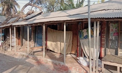 হাটের জায়গা দখল করে তোলা হচ্ছে পাকা ঘর