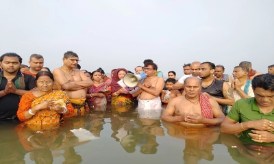 কুষ্টিয়ায় শত শত ভক্তের উপস্থিতিতে বারুণী স্নান